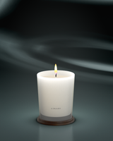 LINARI LILIA Duftkerze im satinierten französischen Glas, warm leuchtend auf einem Wengeholz-Untersetzer.