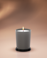 LINARI MENTA Duftkerze im melangegrauen Samtglas mit schwarzem Bakelit-Deckel, von warmer Flamme erhellt