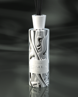 LINARI CALLA ART Raumduft-Diffusor in transparenter Glasflasche mit weiß lackiertem Holzdeckel und schwarzen Kapillarstäbchen.