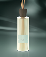 LINARI CALLA Raumduft-Diffusor aus satiniertem italienischem Glas, mit Wengé-Deckel und naturfarbenen Kapillarstäbchen