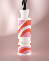LINARI CAPRI Raumduft-Diffusor aus italienischem Glas, korallenrot-altrosa, mit mattweißem Deckel und schwarzen Stäbchen.