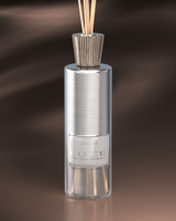LINARI LUCE Raumduft-Diffusor aus geripptem italienischem Glas mit Birkenholzdeckel und naturfarbenen Kapillarstäbchen
