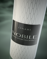 LINARI NOBILE Raumduft-Diffusor in mattweißer Flasche mit silbernem Wellenmuster, schwarzem Etikett und Ahornholzdeckel