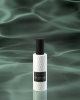 LINARI NOBILE Raumspray im mattweißen italienischen Glasflakon mit mattschwarzer Kappe aus massivem Ahornholz.