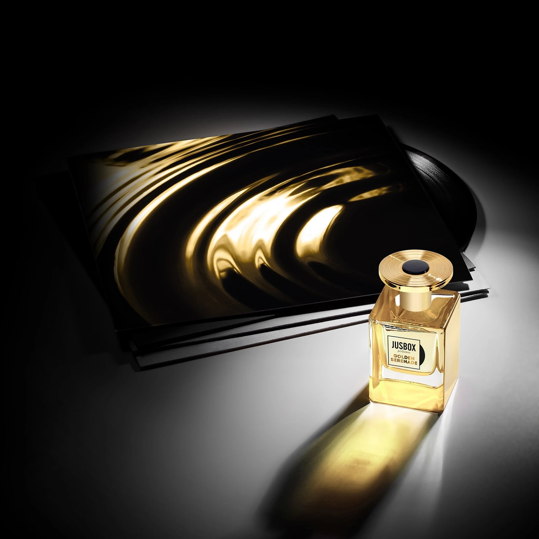 JUSBOX Golden Serenade-parfumcampagne met een verlicht boek