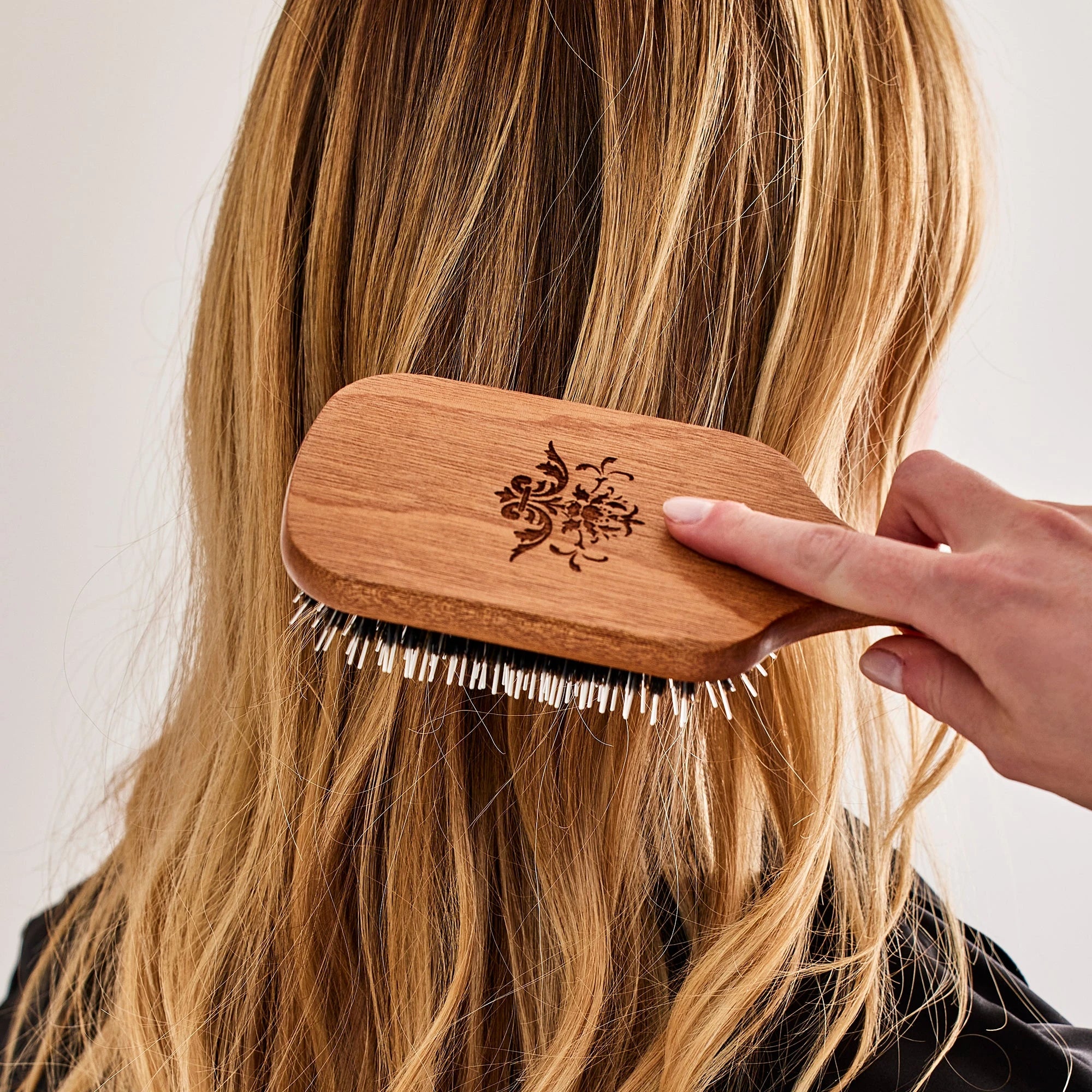 Philip B-shoot: lang haar wordt geborsteld met een houten haarborstel.