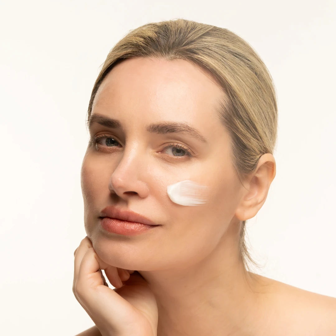 Dr Sebagh-fotografie: model met verzorgende crème op de wang.